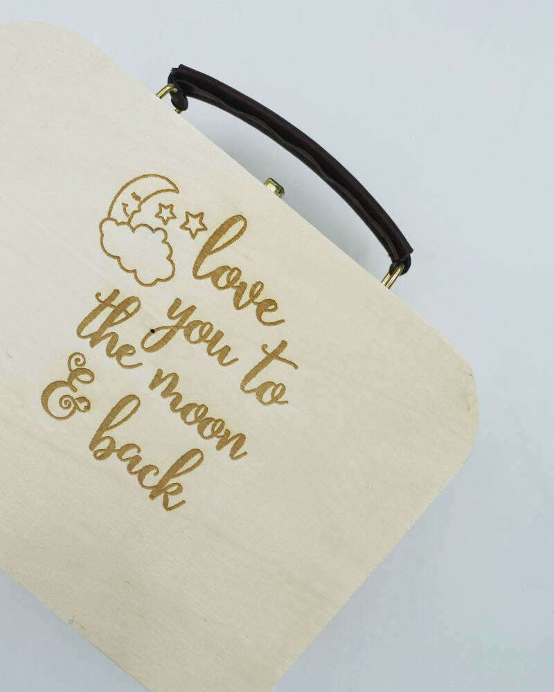 Houten koffertje met gravure