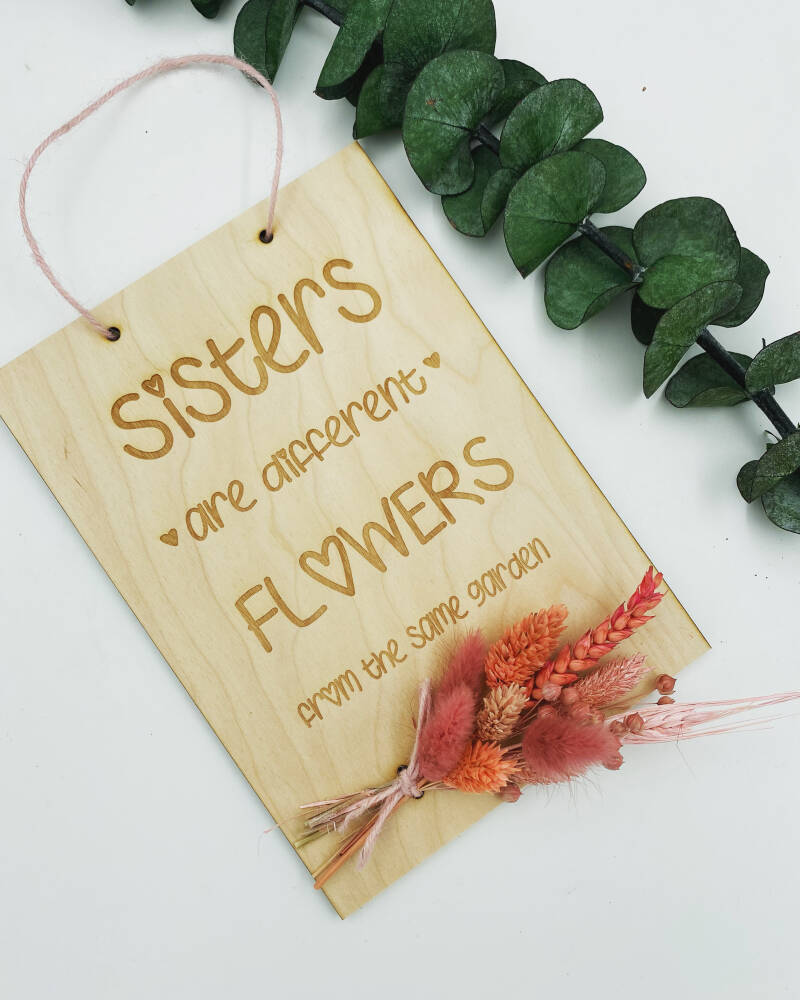 Tekstbord met droogbloemen