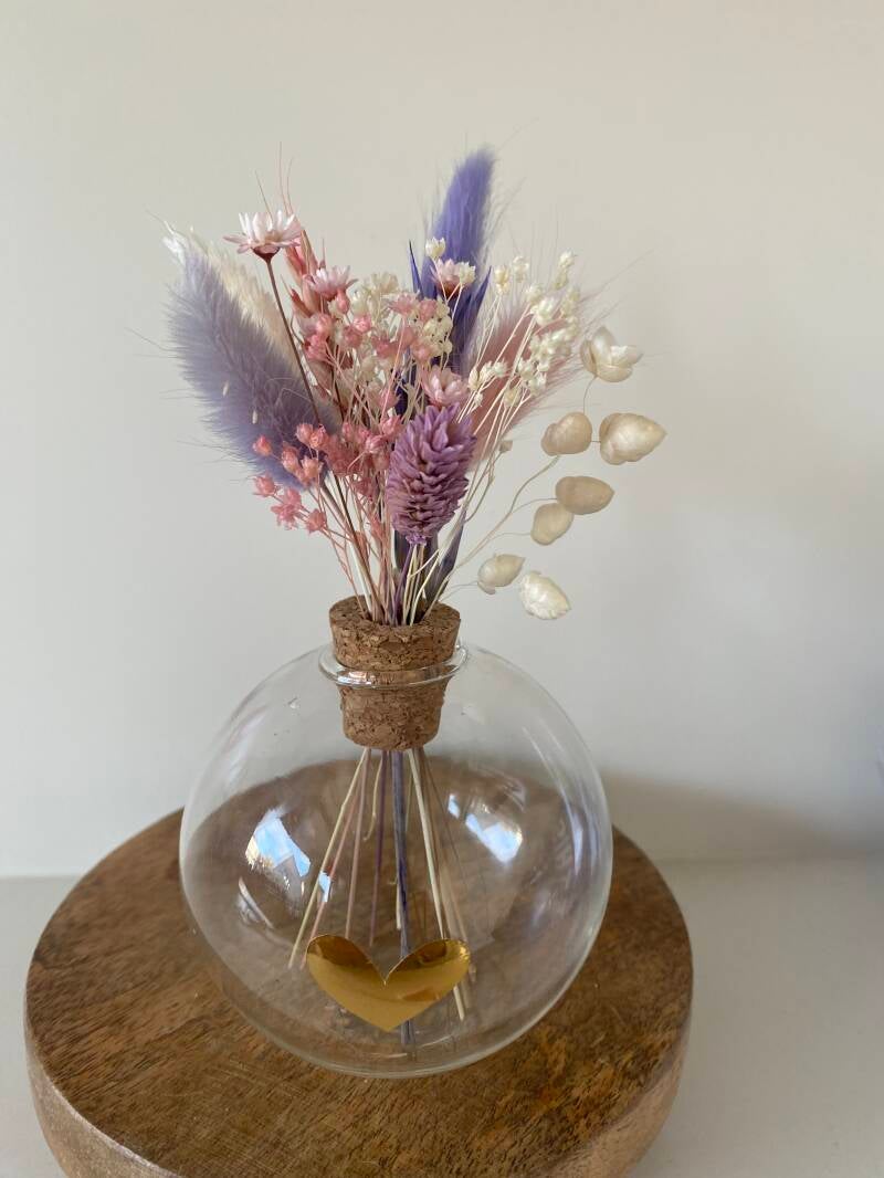 Vaasje met droogbloemen