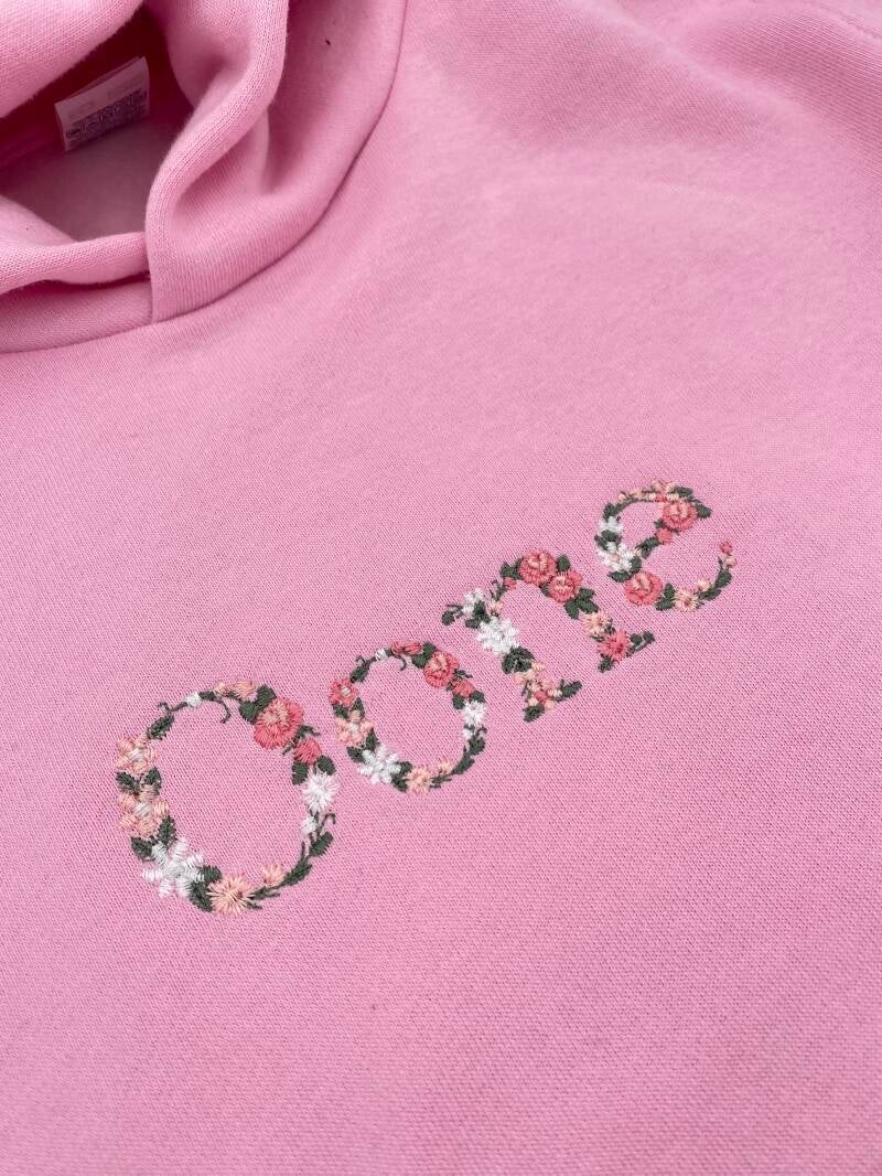 Geborduurde hoodie // bloemenletters