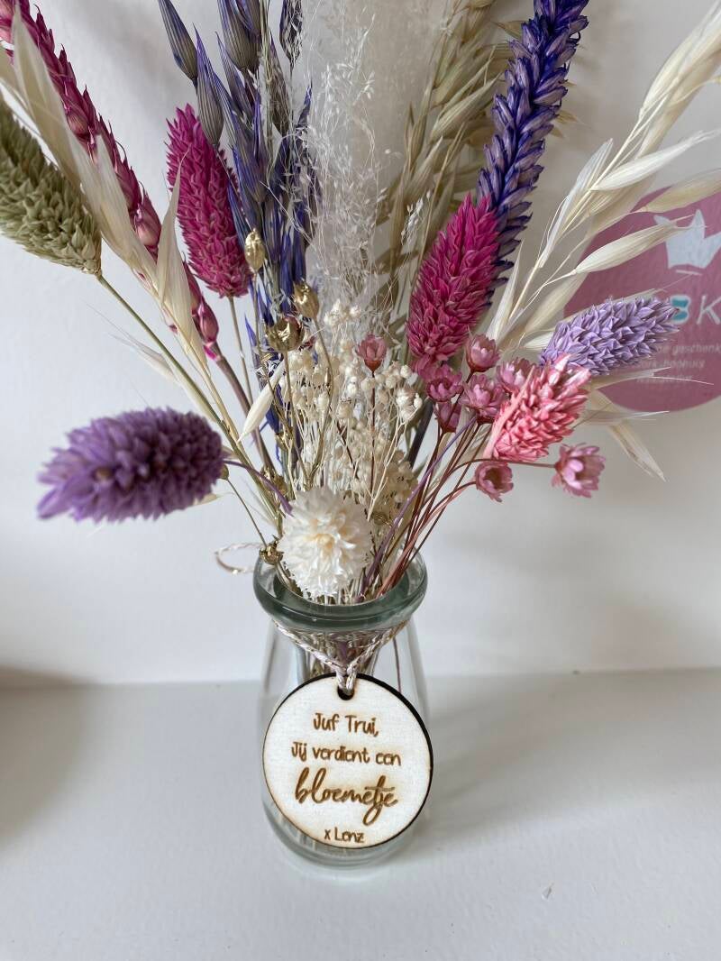 Vaasje met houten label en droogbloemen