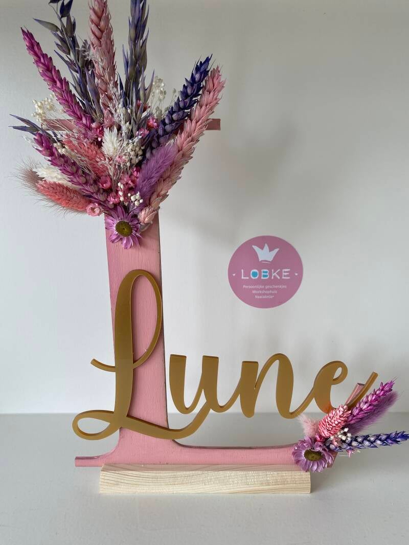 Naamletter met droogbloemen en voet