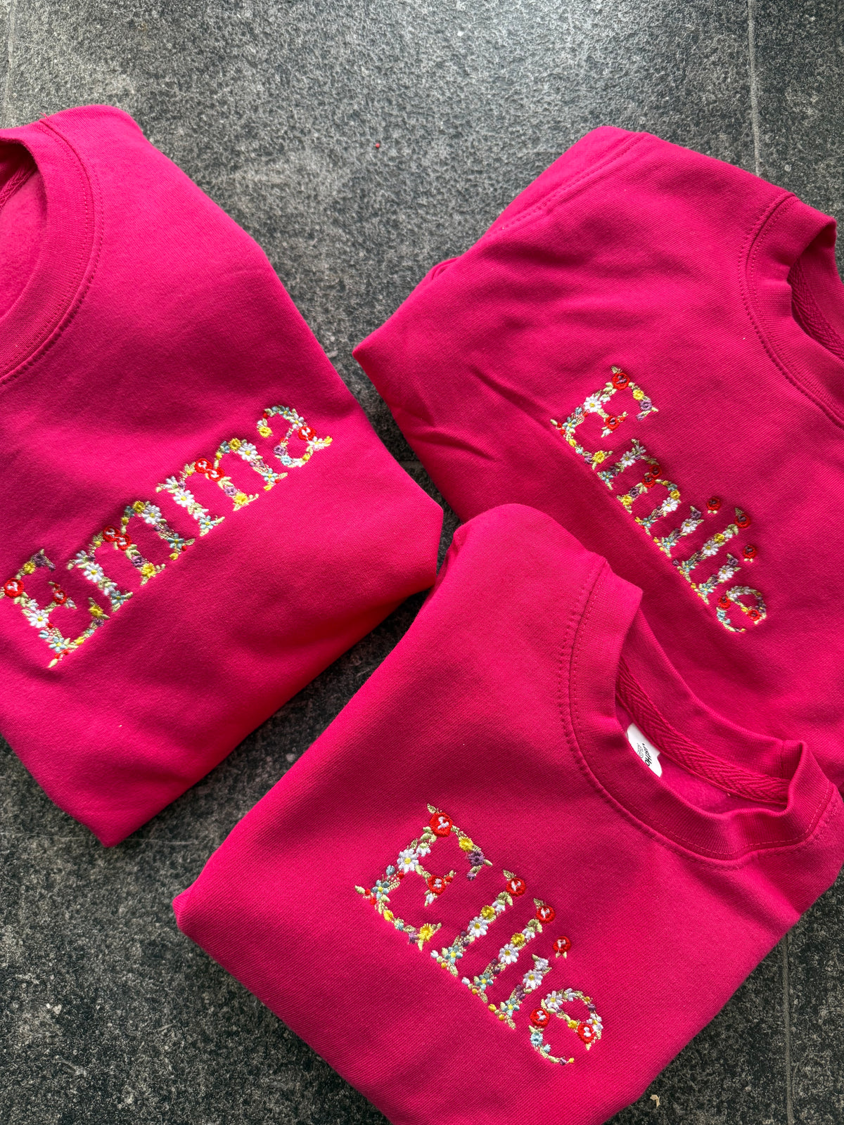 Geborduurde sweater // bloemenletters