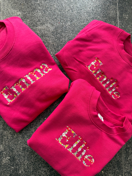 Geborduurde sweater // bloemenletters
