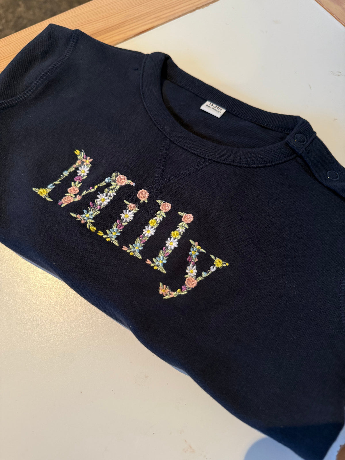 Geborduurde sweater // bloemenletters