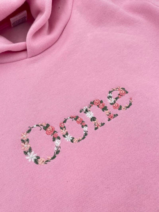 Geborduurde hoodie // bloemenletters