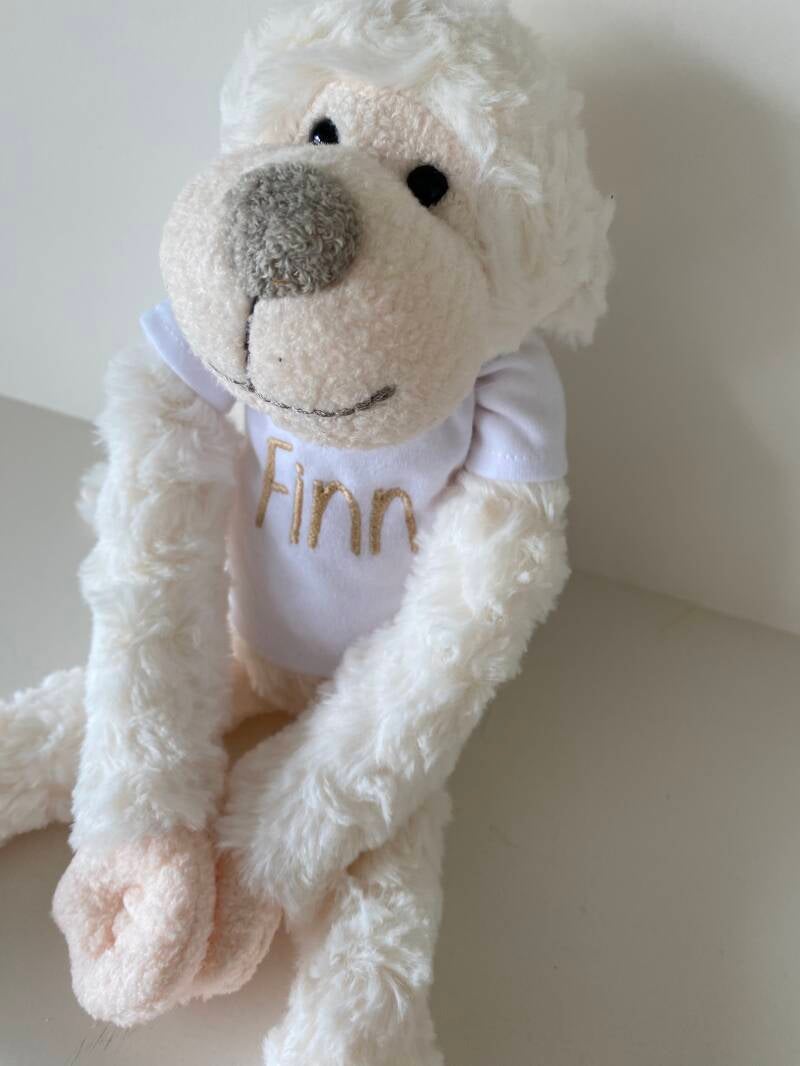 Knuffelaapje met geborduurde t-shirt