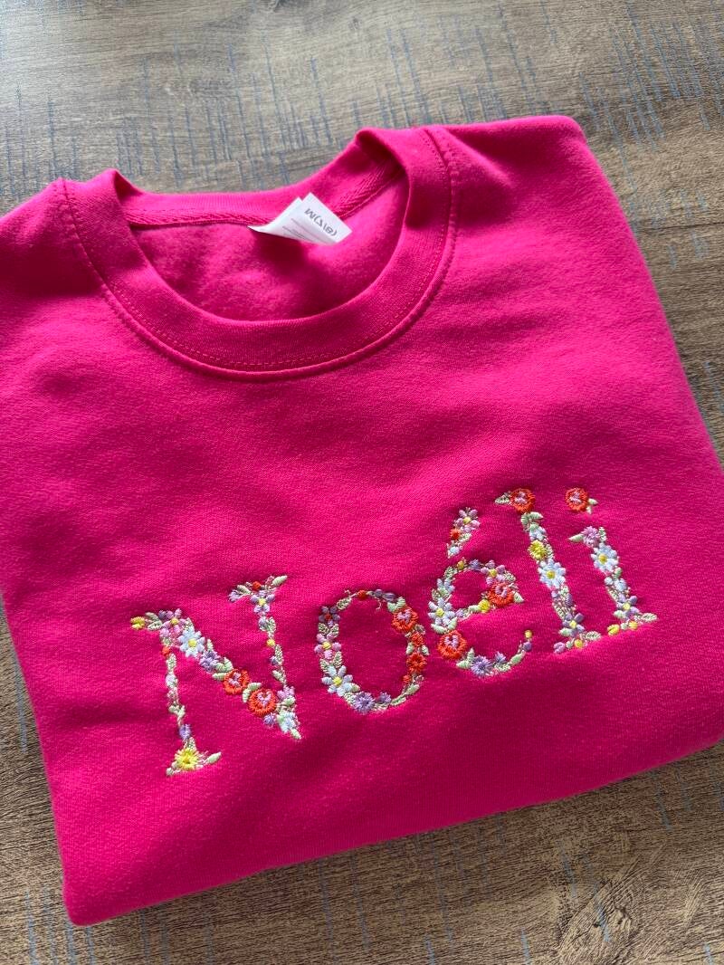 Geborduurde sweater // bloemenletters