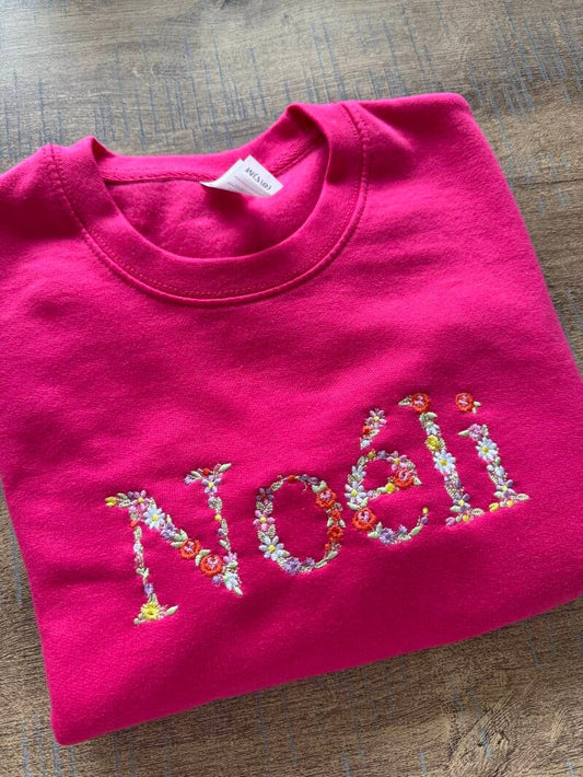 Geborduurde sweater // bloemenletters