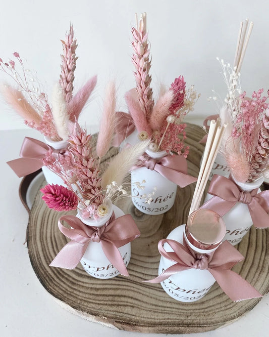 Witte vaasjes met droogbloemen